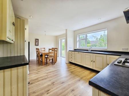2 bedroom Flat to let in Larch Avenue, Macclesfield, SK11