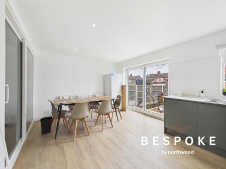 4 bedroom Semi-detached house to let in Corringham Road, Levenshulme, M19