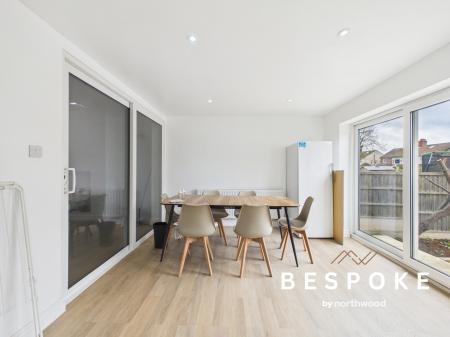 4 bedroom Semi-detached house to let in Corringham Road, Levenshulme, M19