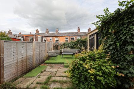 2 bedroom Terraced House to let in Newton Street, Macclesfield, SK11