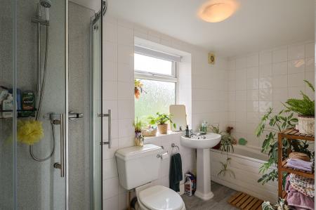 2 bedroom Terraced House to let in Cross Street, Macclesfield, SK11