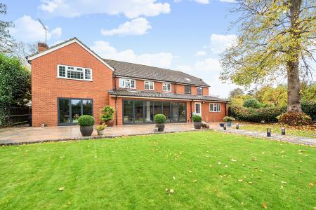 6 bedroom Detached house for sale in Newlands Drive, Maidenhead, SL6