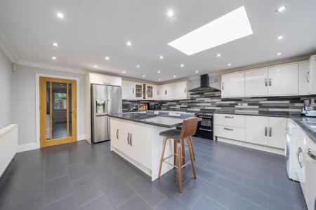 6 bedroom Detached house for sale in Newlands Drive, Maidenhead, SL6