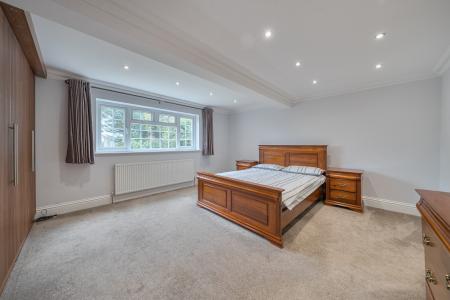 6 bedroom Detached house for sale in Newlands Drive, Maidenhead, SL6