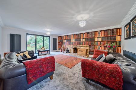 6 bedroom Detached house for sale in Newlands Drive, Maidenhead, SL6