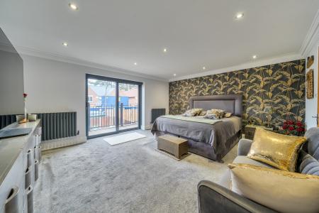 6 bedroom Detached house for sale in Newlands Drive, Maidenhead, SL6