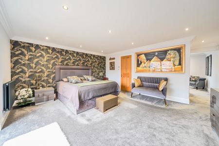 6 bedroom Detached house for sale in Newlands Drive, Maidenhead, SL6