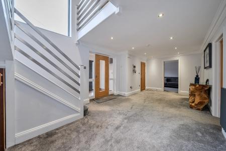 6 bedroom Detached house for sale in Newlands Drive, Maidenhead, SL6