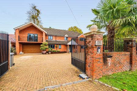 6 bedroom Detached house for sale in Newlands Drive, Maidenhead, SL6