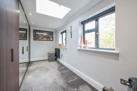 6 bedroom Detached house for sale in Newlands Drive, Maidenhead, SL6