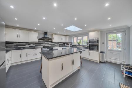 6 bedroom Detached house for sale in Newlands Drive, Maidenhead, SL6