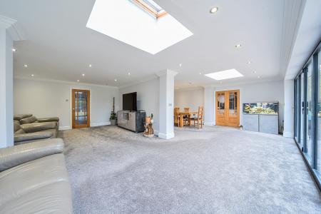 6 bedroom Detached house for sale in Newlands Drive, Maidenhead, SL6