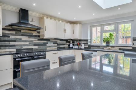 6 bedroom Detached house for sale in Newlands Drive, Maidenhead, SL6