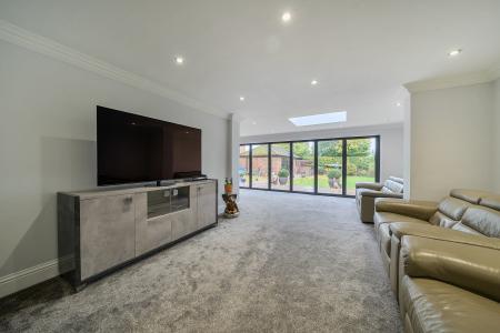 6 bedroom Detached house for sale in Newlands Drive, Maidenhead, SL6