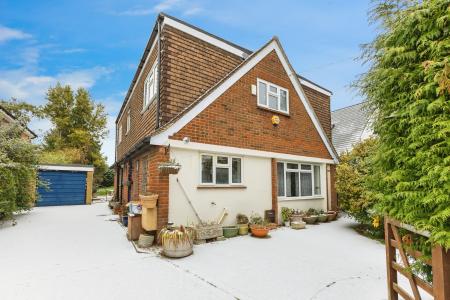 4 bedroom Detached house to let in Havelock Road, Maidenhead, SL6