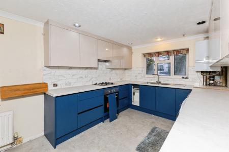 4 bedroom Detached house to let in Havelock Road, Maidenhead, SL6