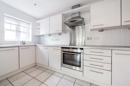 2 bedroom Flat to let in Ray Park Avenue, Maidenhead, SL6