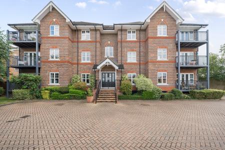 2 bedroom Flat to let in Ray Park Avenue, Maidenhead, SL6