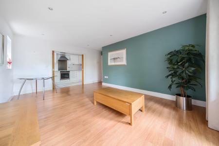 2 bedroom Flat to let in Ray Park Avenue, Maidenhead, SL6