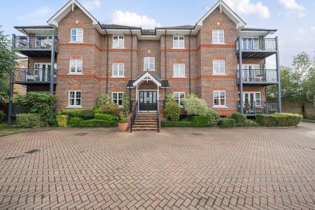 2 bedroom Flat to let in Ray Park Avenue, Maidenhead, SL6