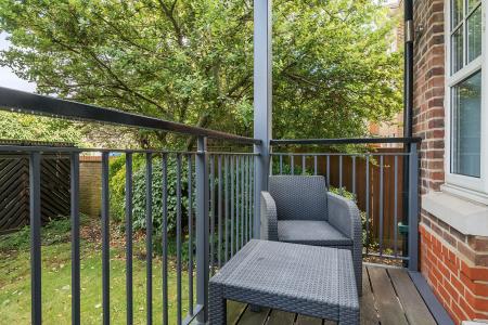 2 bedroom Flat to let in Ray Park Avenue, Maidenhead, SL6