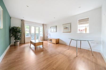 2 bedroom Flat to let in Ray Park Avenue, Maidenhead, SL6