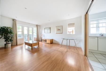 2 bedroom Flat to let in Ray Park Avenue, Maidenhead, SL6