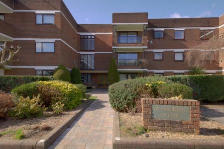 2 bedroom Flat for sale in Ray Mead Road, Maidenhead, SL6