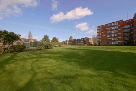 2 bedroom Flat for sale in Ray Mead Road, Maidenhead, SL6