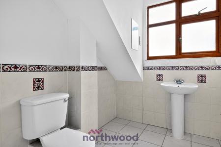 4 bedroom Detached house to let in Priors Way, Maidenhead, SL6