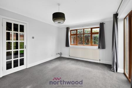 4 bedroom Detached house to let in Priors Way, Maidenhead, SL6