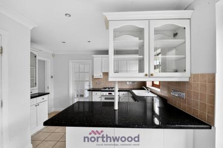 4 bedroom Detached house to let in Priors Way, Maidenhead, SL6