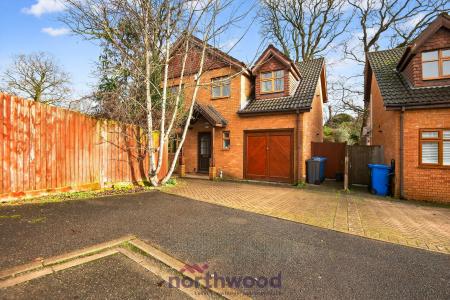 4 bedroom Detached house to let in Priors Way, Maidenhead, SL6
