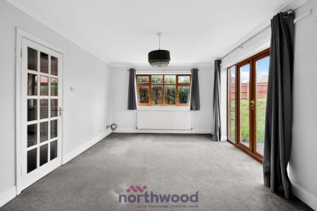 4 bedroom Detached house to let in Priors Way, Maidenhead, SL6