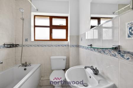 4 bedroom Detached house to let in Priors Way, Maidenhead, SL6