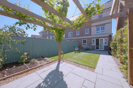 3 bedroom End of terrace house to let in Raven Drive, Maidenhead, SL6