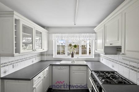 4 bedroom Semi-detached house to let in Fern Drive, Taplow, SL6