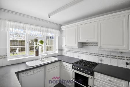 4 bedroom Semi-detached house to let in Fern Drive, Taplow, SL6