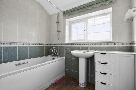 4 bedroom Semi-detached house to let in Fern Drive, Taplow, SL6