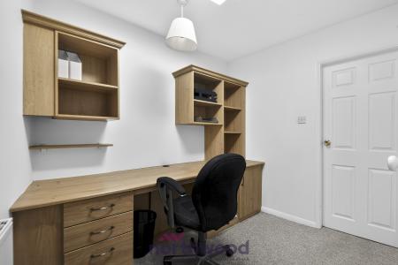 4 bedroom Semi-detached house to let in Fern Drive, Taplow, SL6