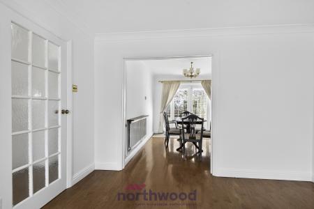 4 bedroom Semi-detached house to let in Fern Drive, Taplow, SL6