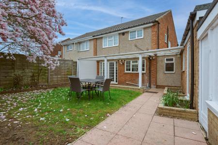 4 bedroom Semi-detached house to let in Fern Drive, Taplow, SL6