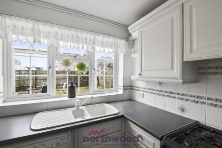 4 bedroom Semi-detached house to let in Fern Drive, Taplow, SL6