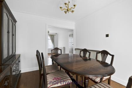 4 bedroom Semi-detached house to let in Fern Drive, Taplow, SL6