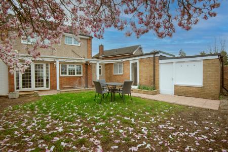 4 bedroom Semi-detached house to let in Fern Drive, Taplow, SL6