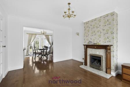 4 bedroom Semi-detached house to let in Fern Drive, Taplow, SL6