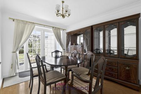 4 bedroom Semi-detached house to let in Fern Drive, Taplow, SL6