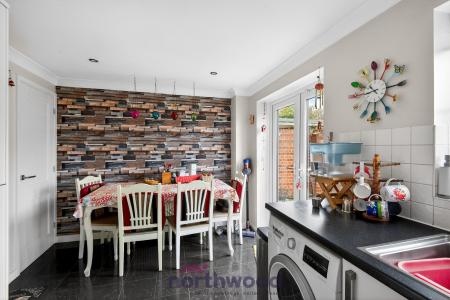 3 bedroom Semi-detached house to let in Blackamoor Lane, Maidenhead, SL6