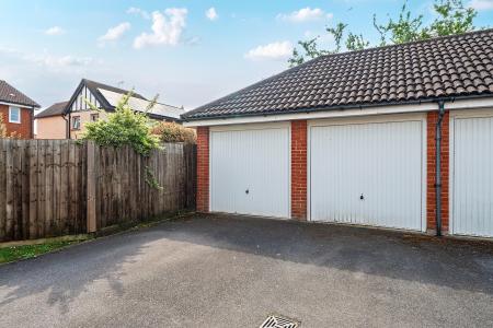 3 bedroom Semi-detached house to let in Blackamoor Lane, Maidenhead, SL6
