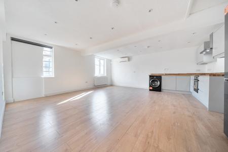 2 bedroom Flat to let in High Street, Maidenhead, SL6